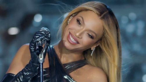Beyoncé cantando durante a "Renaissance World Tour"