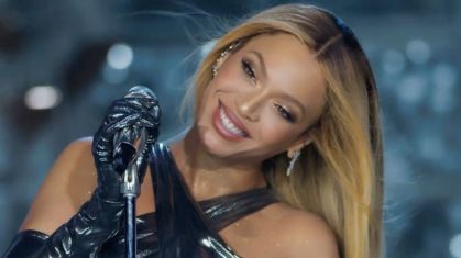 Beyoncé cantando durante a "Renaissance World Tour"