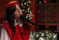 Billie Eilish canta música de Natal em programa; veja