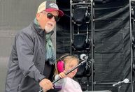 Billy Joel canta “Jingle Bells” ao lado das filhas em Nova York