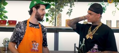 MC Cabelinho cozinha ao lado do apresentador Diogo Defante em "Rango Brabo"