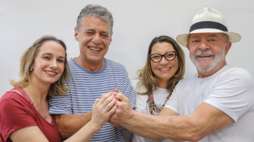 Advogada Carol Proner ao lado do marido, Chico Buarque, janja e Lula