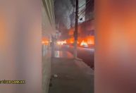 Torcedores do Santos botam fogo em carros no entorno da Vila Belmiro; veja