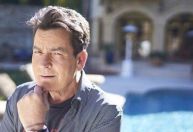 Vizinha invade casa e ataca Charlie Sheen, astro de 