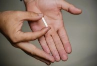 Entenda o que é o chip da beleza condenado por entidades médicas