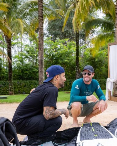 Chris Hemsworth e Ítalo Ferreira em Porto Feliz, interior de São Paulo / Reprodução/X