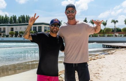Ator Chris Hemsworth e surfista brasileiro Ítalo Ferreira em Porto Feliz, SP