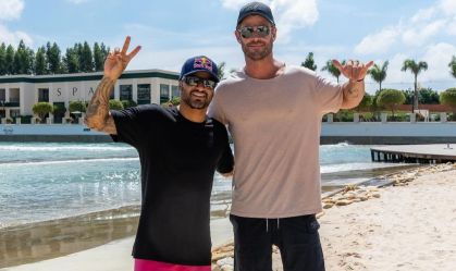 Ator Chris Hemsworth e surfista brasileiro Ítalo Ferreira em Porto Feliz, SP
