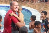 Chulapa esquece que clube estava ocupado e faz Natal das crianças na própria casa