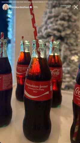 Garrafas exclusivas da Coca-Cola para festa de Natal da família Kardashian-Jenner / Reprodução/Instagram