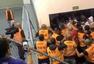 Vídeo: Organizada do Santos tenta invadir eleição do clube e PM intervém