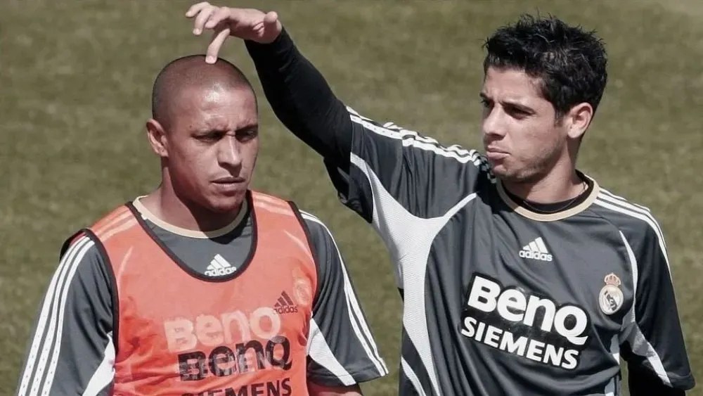 Roberto Carlos (esq) e Cicinho (dir) durante treino pelo Real Madrid