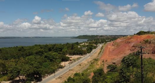 Imagem aérea da região da mina 18 da Braskem, em Maceió, que apresenta risco iminente de colapso