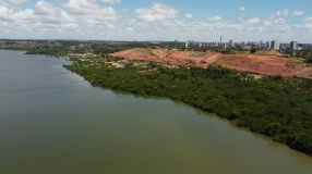 Imagem aérea da região da mina 18 da Braskem, em Maceió, que apresenta risco iminente de colapso