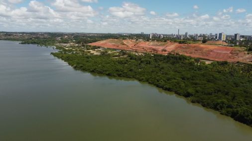 Imagem aérea da região da mina 18 da Braskem, em Maceió, que apresenta risco iminente de colapso