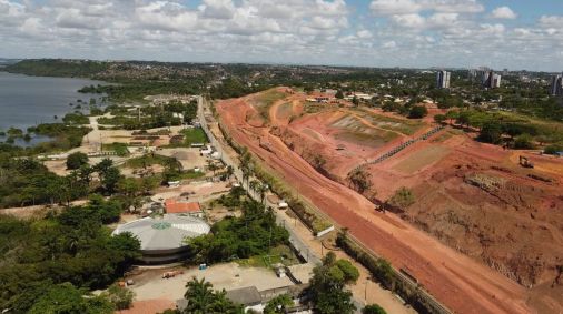 Imagem aérea da região da mina 18 da Braskem, em Maceió, que apresenta risco iminente de colapso