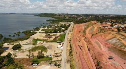 Imagem aérea da região da mina 18 da Braskem, em Maceió, que apresenta risco iminente de colapso