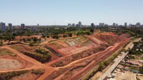 Imagem aérea da região da mina 18 da Braskem, em Maceió, que apresenta risco iminente de colapso