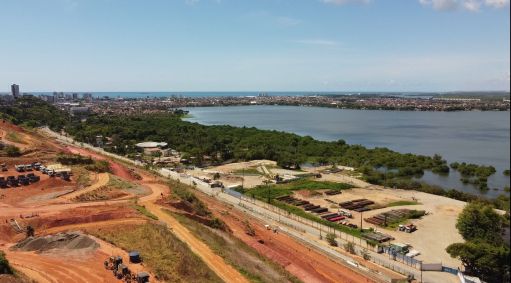 Imagem aérea da região da mina 18 da Braskem, em Maceió, que apresenta risco iminente de colapso