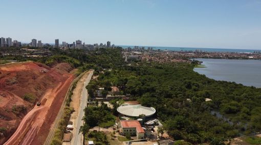 Imagem aérea da região da mina 18 da Braskem, em Maceió, que apresenta risco iminente de colapso