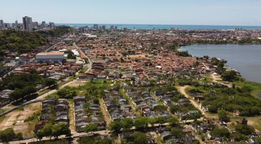 Imagem aérea da região da mina 18 da Braskem, em Maceió, que apresenta risco iminente de colapso