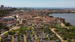 Imagem aérea da região da mina 18 da Braskem, em Maceió, que apresenta risco iminente de colapso