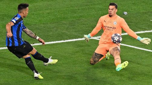 Ederson defende chute de Lautaro Martínez na final da Champions League