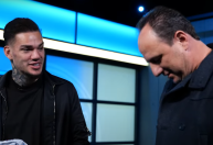Rogério Ceni presenteia Ederson com item raro em encontro promovido pelo City