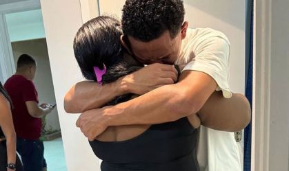 Eguinaldo abraça a mãe após dar uma casa de presente a ela