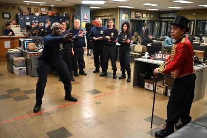 Elenco de Brooklyn Nine-Nine durante gravação