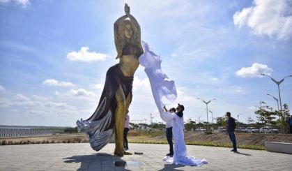 Escultura da Shakira em Barranquilla, na Colômbia