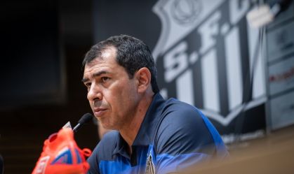 Carille aponta favoritismo do Santos na Série B: 'Somos um candidato fortíssimo'