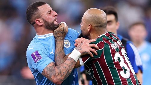 Felipe Melo briga com jogadores do Manchester City após o Mundial