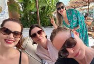Filhas de Paul McCartney curtem piscina no Rio antes do show do pai