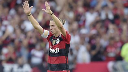 Filipe Luís se despede da torcida do Flamengo no Maracanã em vitória sobre o Cuiabá