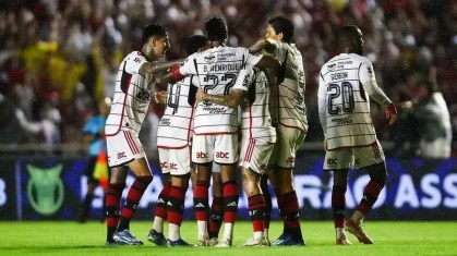 Time do Flamengo comemora gol pelo Campeonato Brasileiro