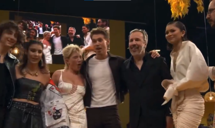 Florence Pugh é atingida no rosto por objeto jogado pela plateia na CCXP
