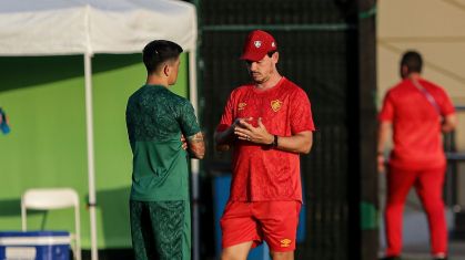 Fernando Diniz conversa com Cano em treino do Fluminense