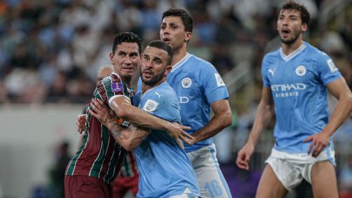 Ganso tenta se desvencilhar de Walker em escanteio do Fluminense