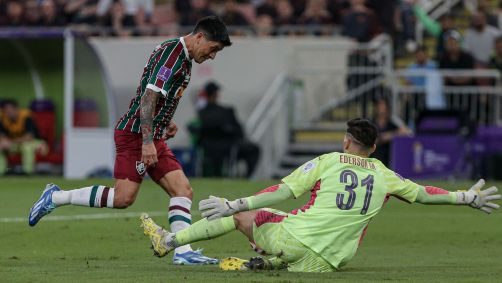Cano tenta driblar Ederson em lance que chegou a sofrer pênalti, mas estava impedido