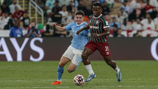 Arias é perseguido por Julián Álvarez, autor do primeiro gol do jogo