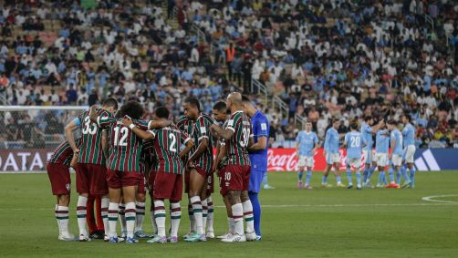 Jogadores de Fluminense e Manchester City conversam antes do jogo