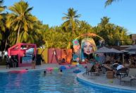 Farofa da Gkay: Álvaro, Flay e outros convidados curtem tarde na piscina