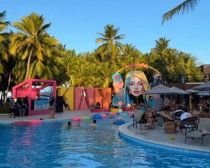 Convidados compartilham cliques na piscina durante Farofa da Gkay