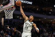NBA: Antetokounmpo marca 64 pontos e se envolve em briga por bola