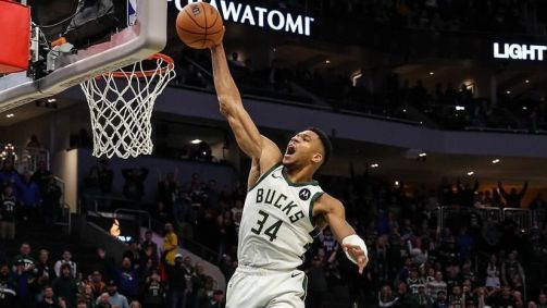 Giannis marcando ponto na partida contra o Pacers