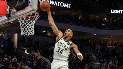 Giannis marcando ponto na partida contra o Pacers