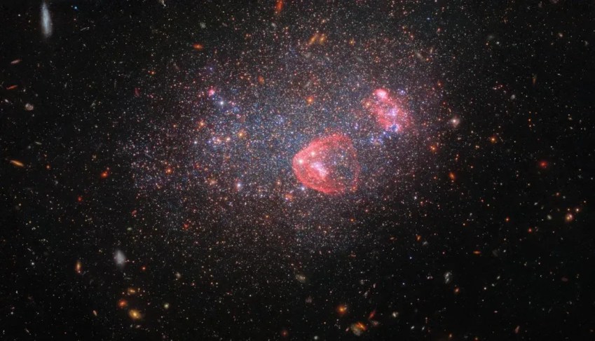 Um bilhão de estrelas brilham na galáxia anã UGC 8091, que fica a 7 milhões de anos-luz de distância / NASA/Hubble/ESA