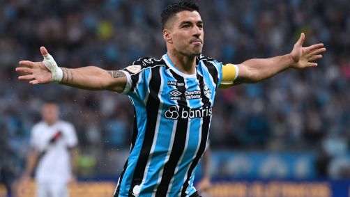 Luis Suárez comemora o gol que marcou sobre o Vasco em sua despedida da Arena do Grêmio
