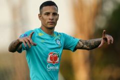 Guilherme Arana em treino da Seleção Brasileira